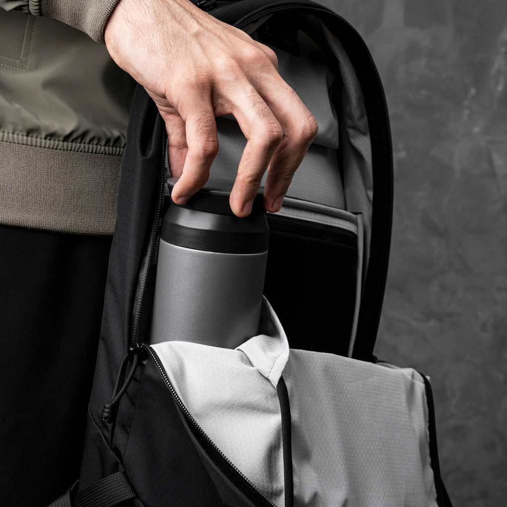 ALPAKA Aero Pack展示筆電隔層與多功能內袋，適合日常物品收納。