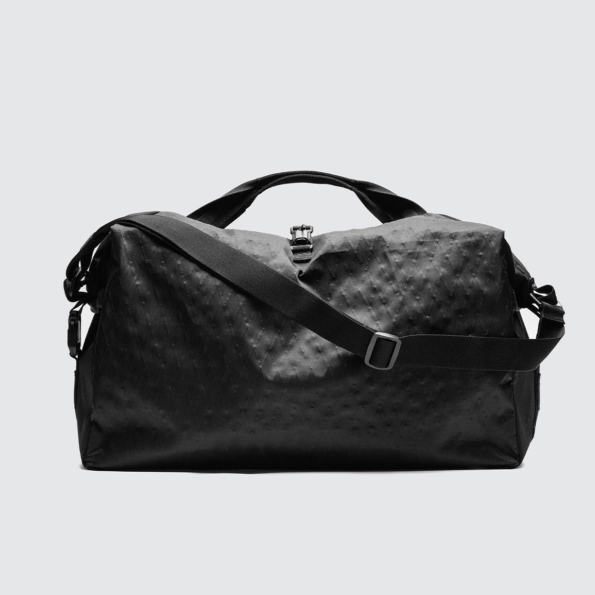 BITPLAY Black Series 38L Duffel Bag 展示其全黑耐髒設計與大容量空間。