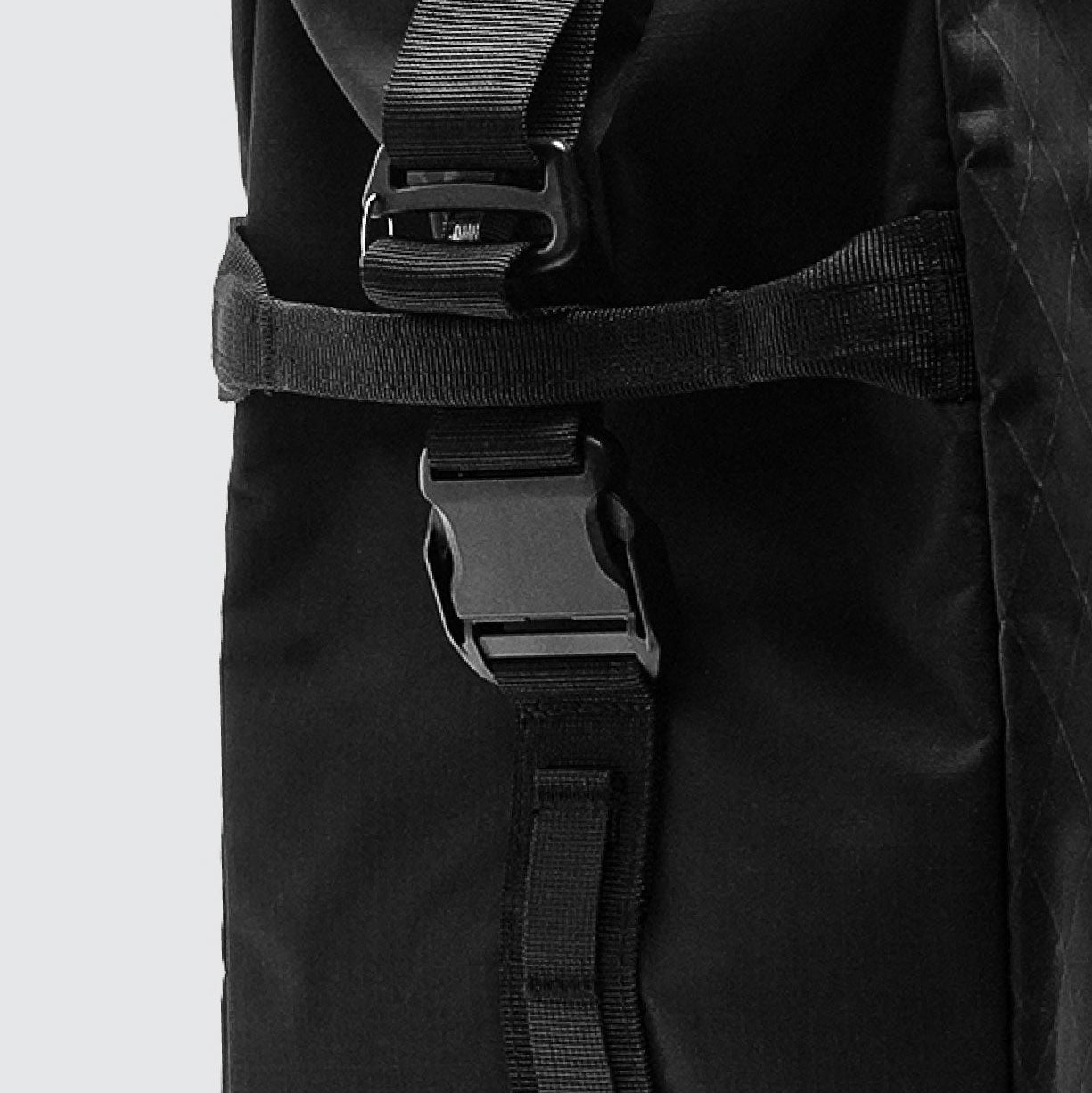 BITPLAY 多功能旅行袋在城市與戶外探險的應用場景示範。