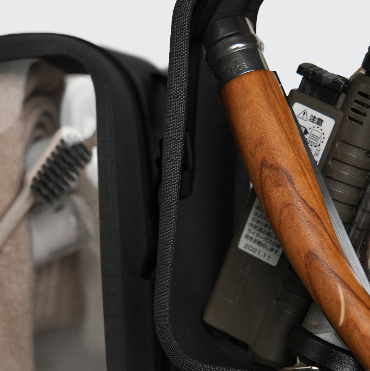 BITPLAY AquaSeal Camping Lantern Storage Bag 展示其靈活收納空間，可容納地圖、急救包等裝備