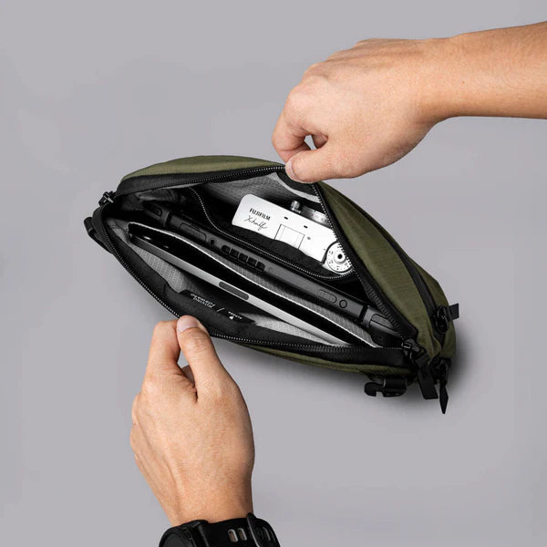 【Alpaka】Flight Sling Pro 側肩包｜2.5L｜隱藏式水瓶/雨具套｜8.3" 平板收納