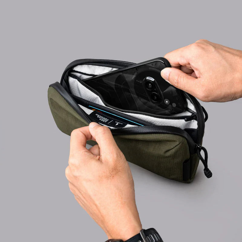 ALPAKA Flight Pouch Pro容量升級與智慧設計，磁吸護照夾層+RFID防盜，防撥水材質，旅行收納更高效安全！