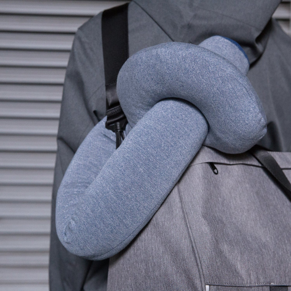 Lollipop 頸枕可摺疊至 22 x 16 x 15 cm，小巧設計方便攜帶