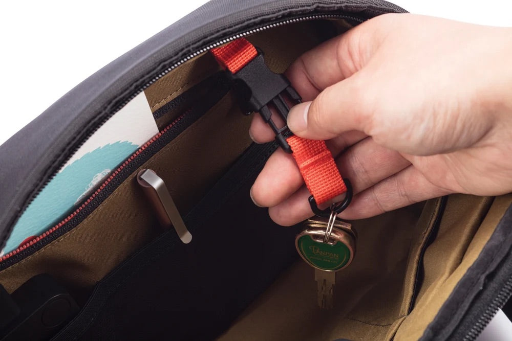 【Xddesign】Bobby Sling 防盜單肩包｜三點式防搶背帶・10吋平板收納