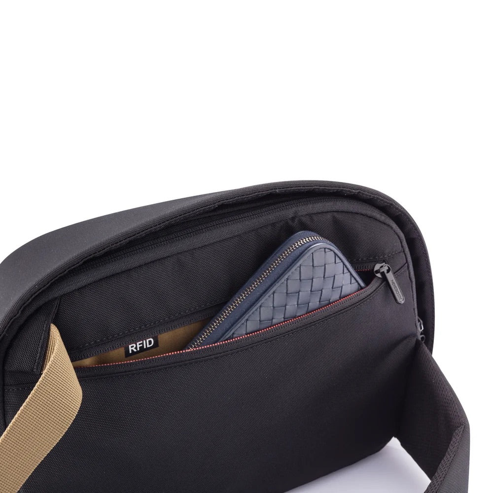 【Xddesign】Bobby Sling 防盜單肩包｜三點式防搶背帶・10吋平板收納