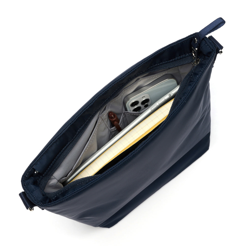 【Pacsafe】W 防盜斜背包3L｜時尚外型全面防護