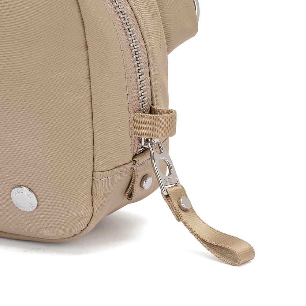 【Pacsafe】W 防盜微型斜背小包 2L｜優雅外型 全面防護