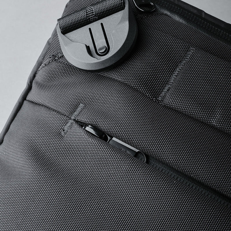 YKK 防水拉鍊 - 防止水分滲入，保護內部物品