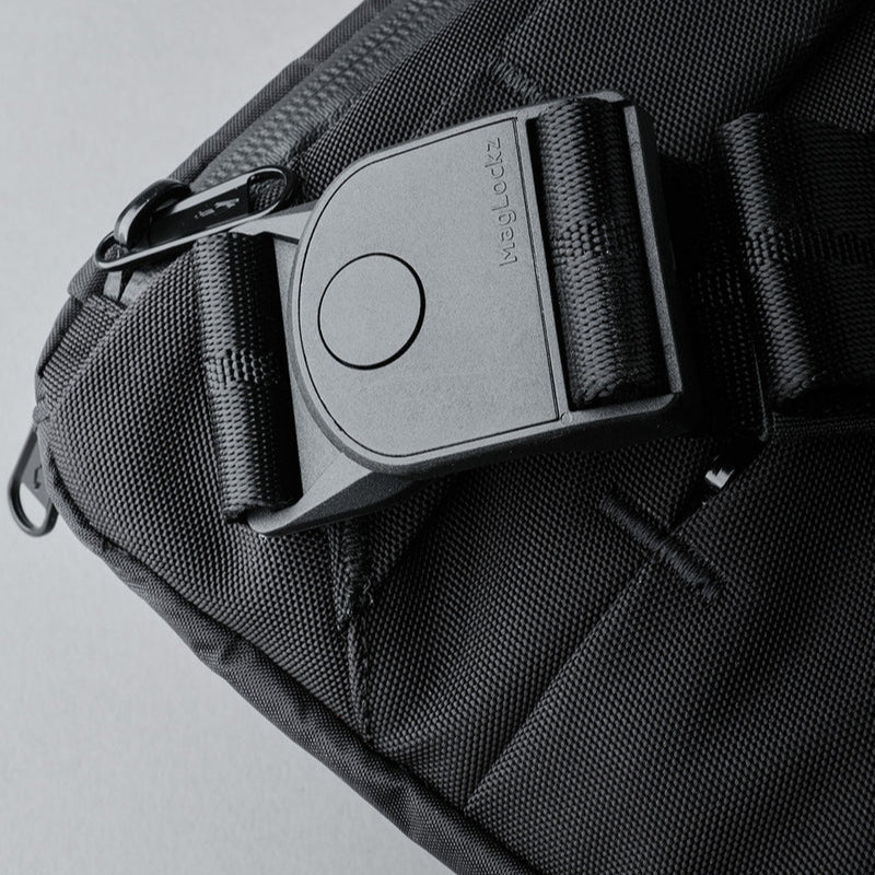 YKK 防水拉鍊 - 防止水分滲入，保護內部物品