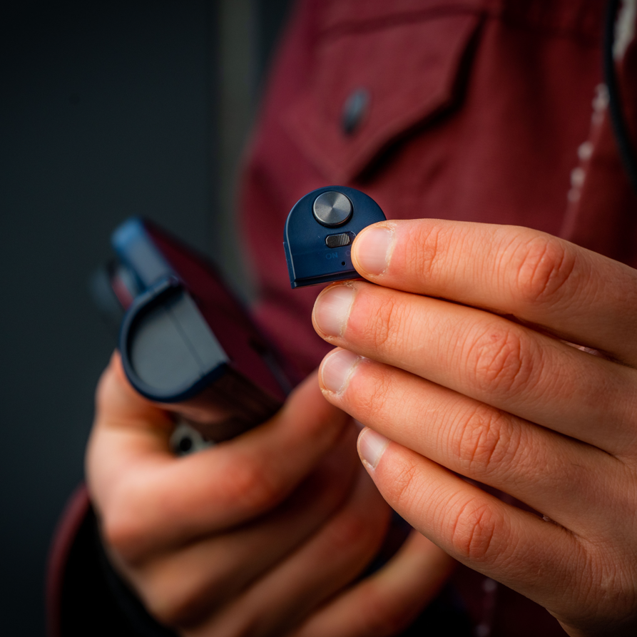 FREEWELL Versatile Bluetooth Selfie Grip 的 5.2 藍牙快門功能，展示遠程拍攝操作。